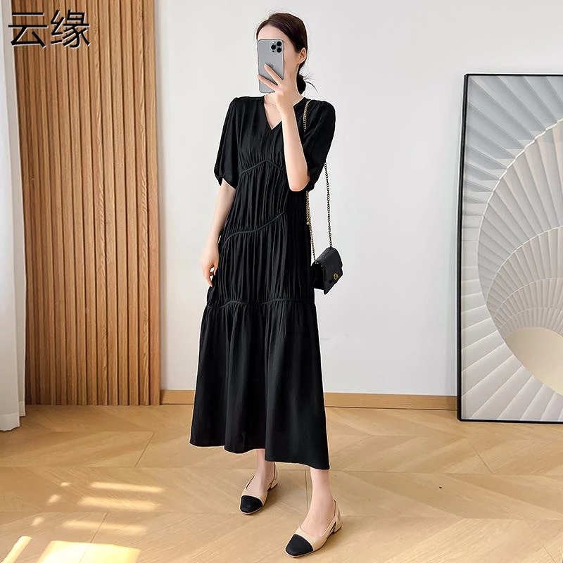法式赫本风短袖V领连衣裙女2025夏新款收腰显瘦气质褶皱黑色长裙