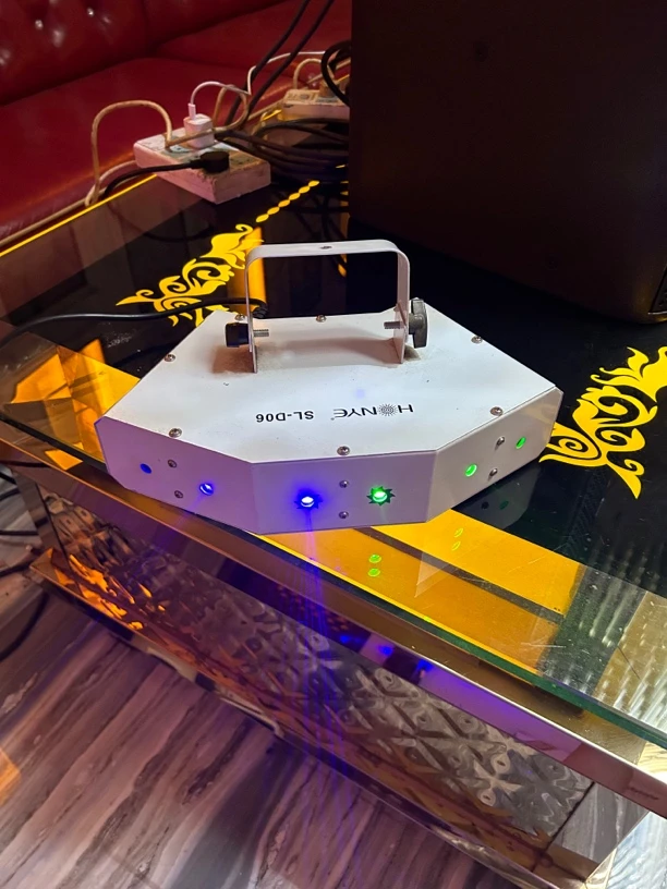 9新  （不包邮）KTV激光灯一个