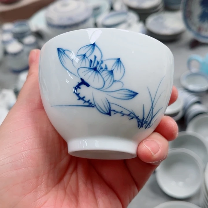 青花玲珑手绘荷花小杯
