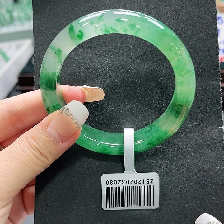 ****.石英质玉（非洲翠）未镶嵌手镯