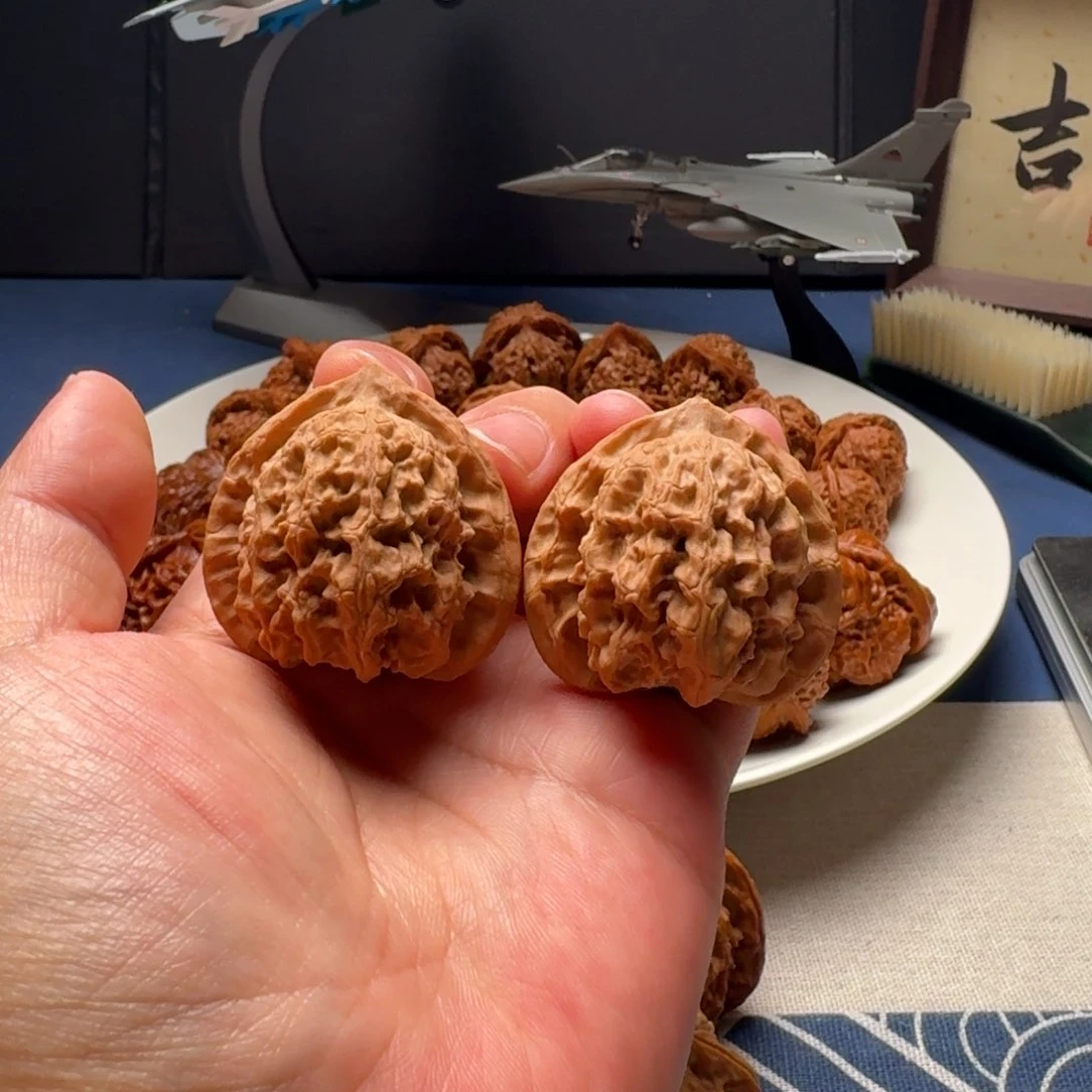 后***ᵎ文玩核桃吊坠梨木台42全品