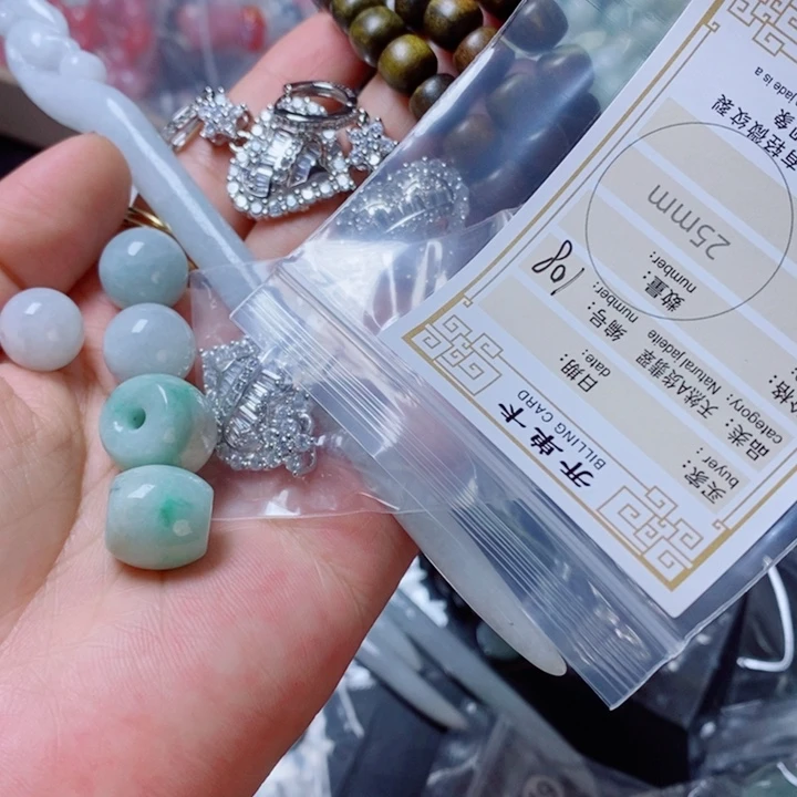 美***)翡翠未镶嵌颈饰吊坠