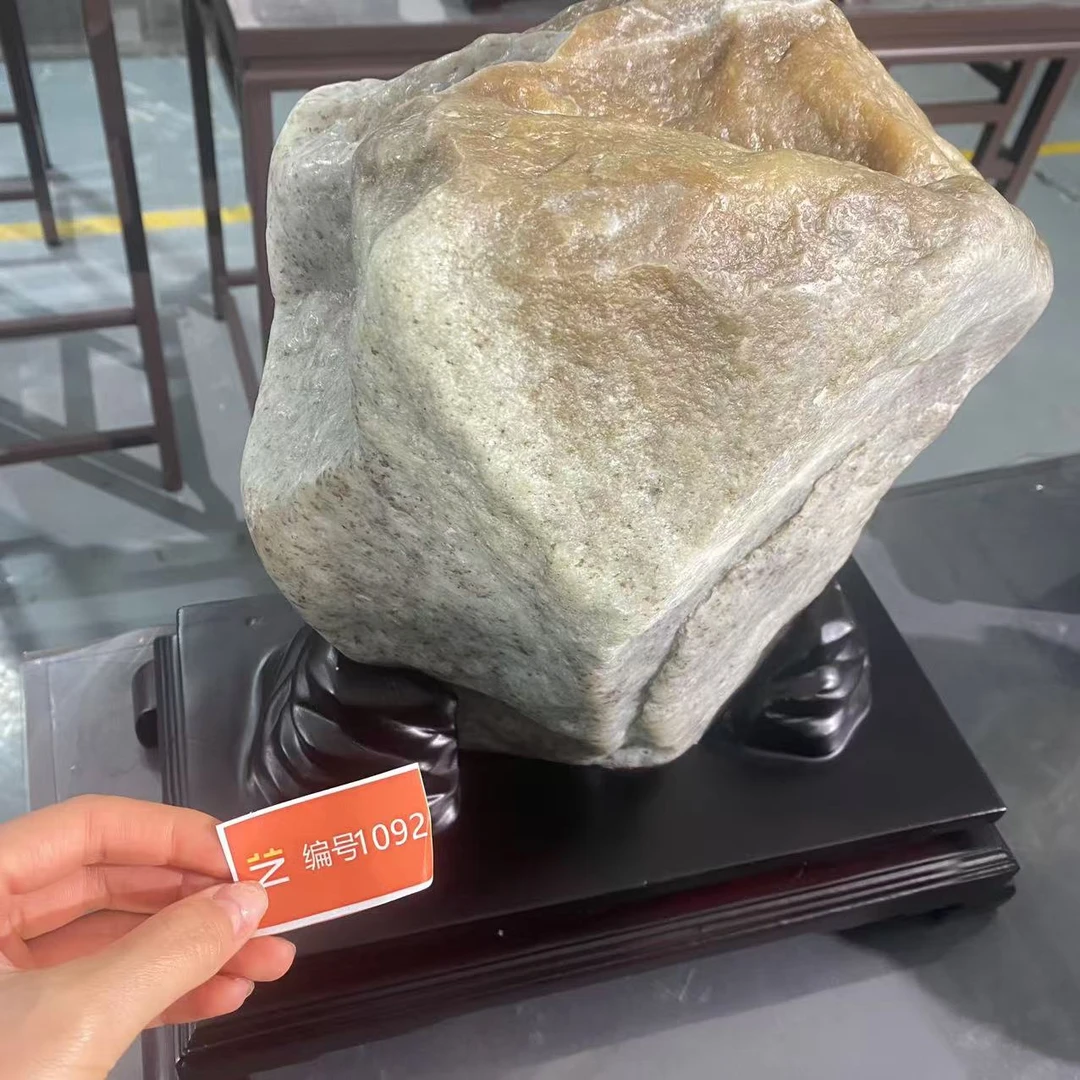 新疆玉料原石发一件带底座编号1092