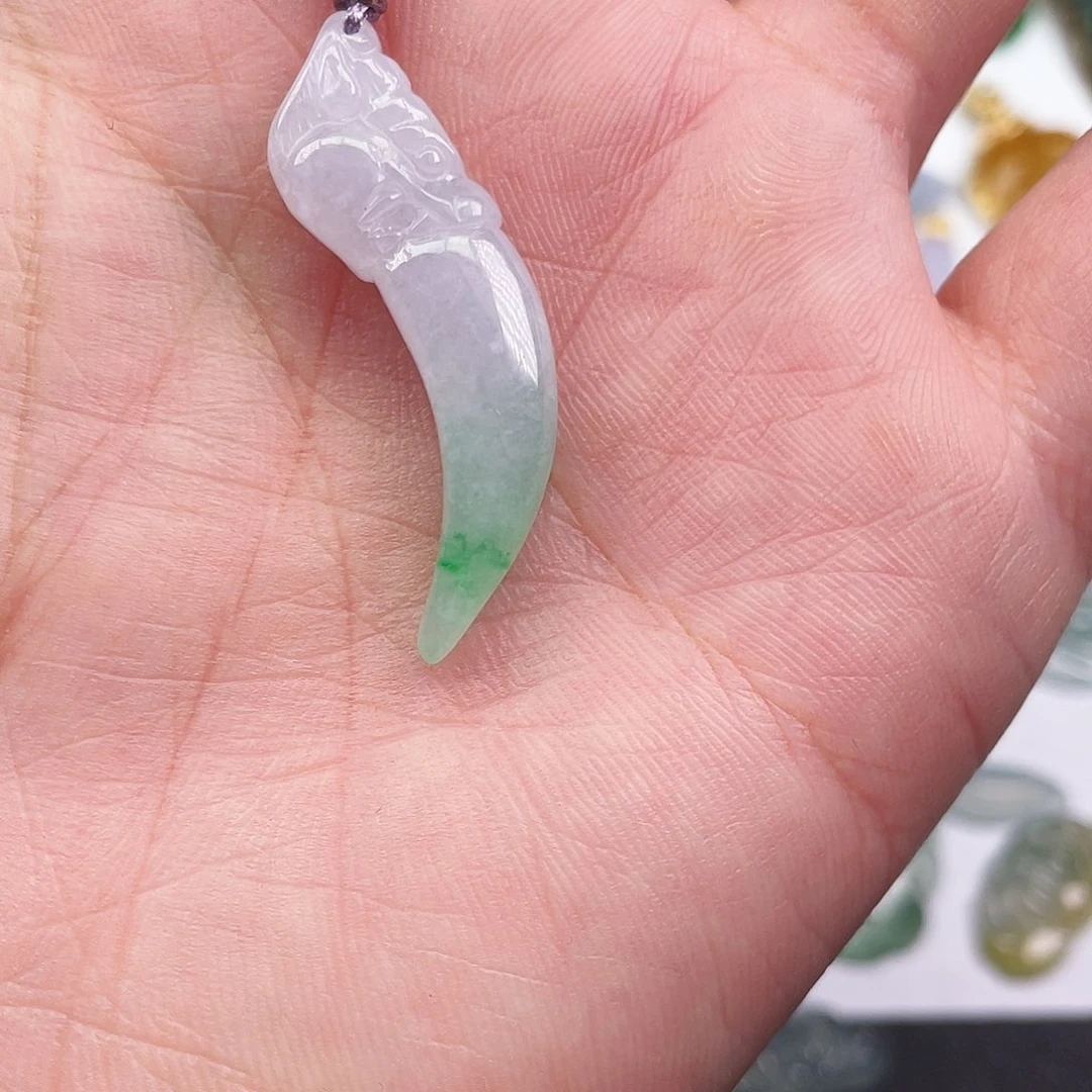 小***色翡翠未镶嵌颈饰翡翠