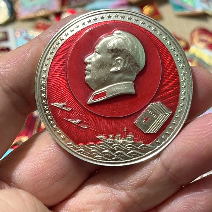 用***3其他普通金属普通纪念章一名