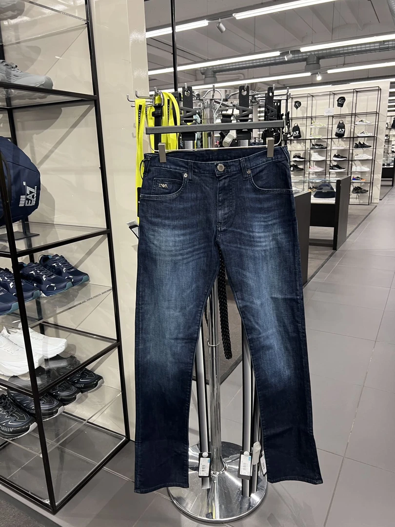 全新未使用 EMPORIO ARMANI/乔治·阿玛尼 J45 直筒牛仔裤 不退换