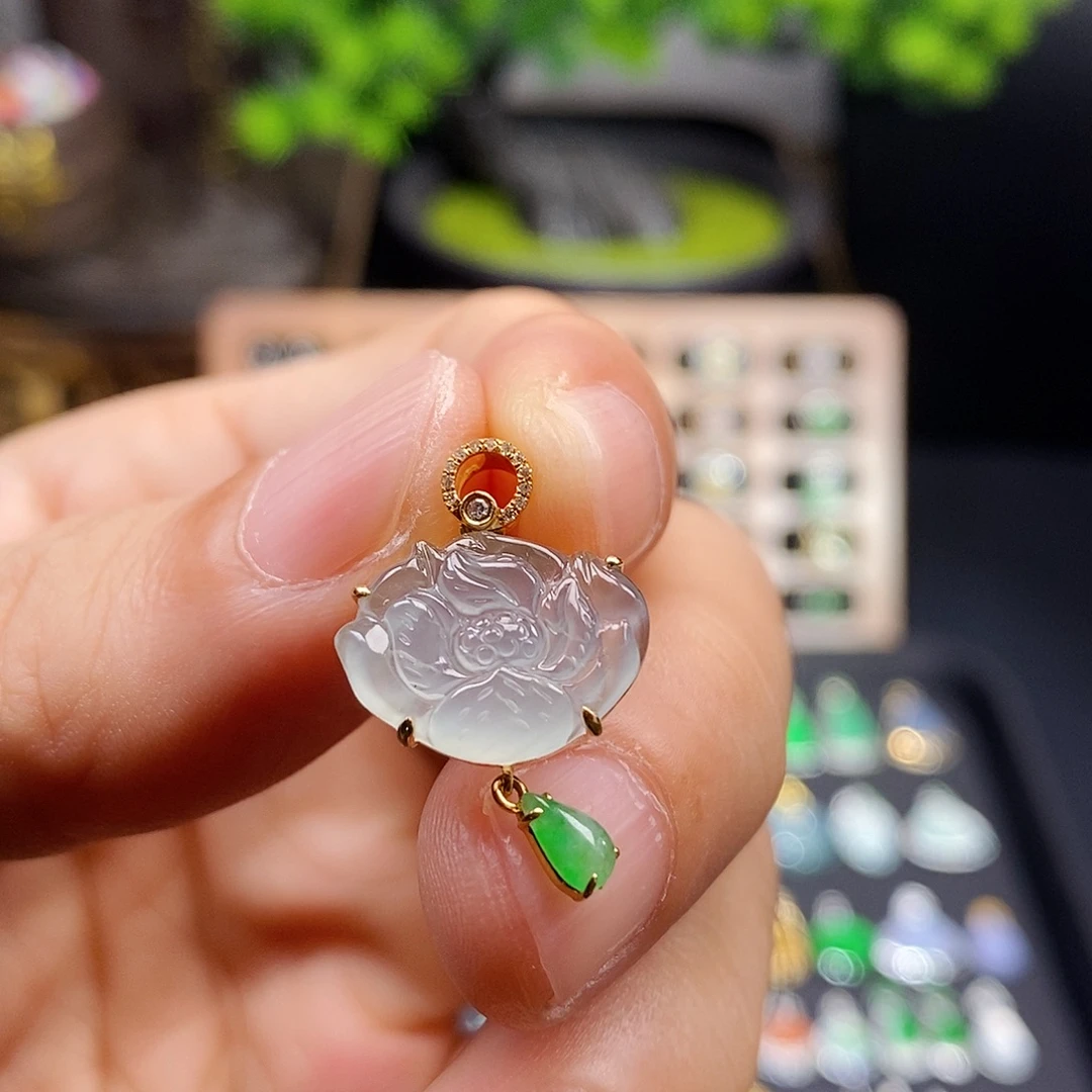 颈饰18K金镶嵌翡翠荷花