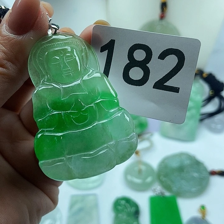 翡翠吊坠(赠链)未镶嵌