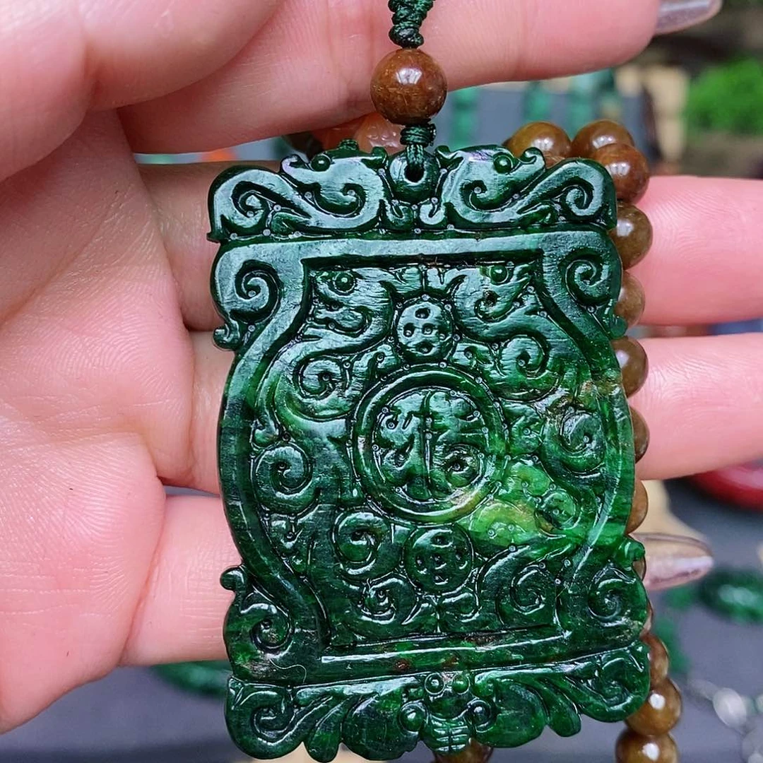 翡翠颈饰未镶嵌漂亮美眉