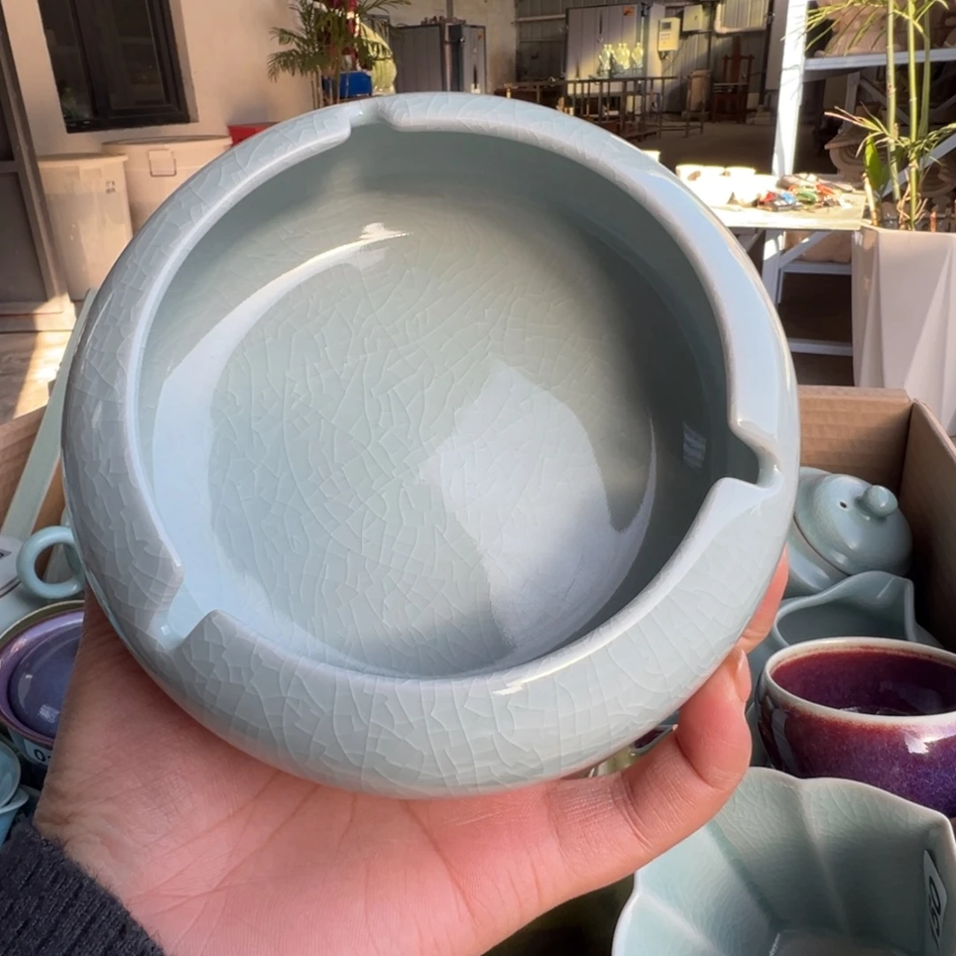 精品烟灰缸。