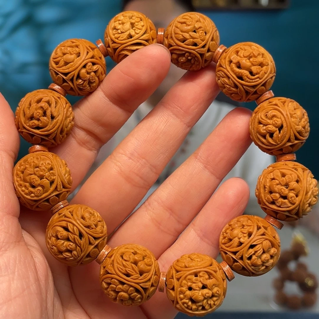 橄榄核宫灯细密核雕作品