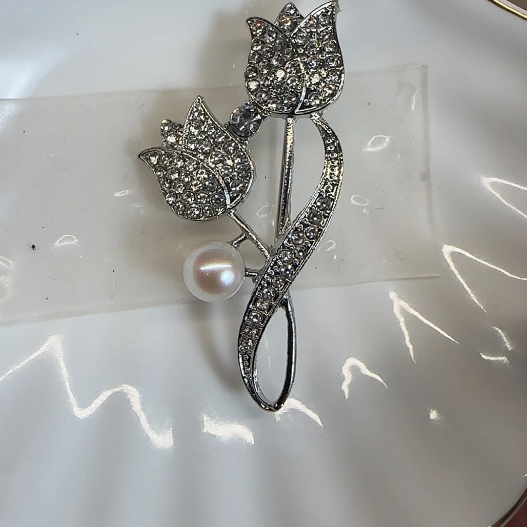 淡水珍珠胸饰合金饭**莽