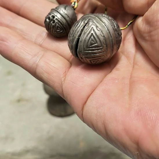 汽***哥颈饰玻璃两个一大一小银铃铛