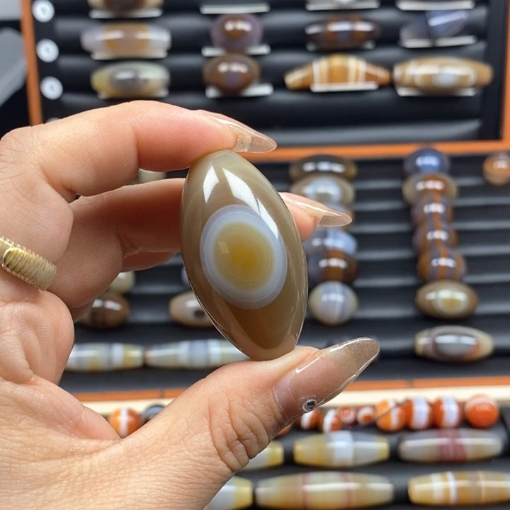 玛瑙/玉髓珠宝奇石未镶嵌山**夫