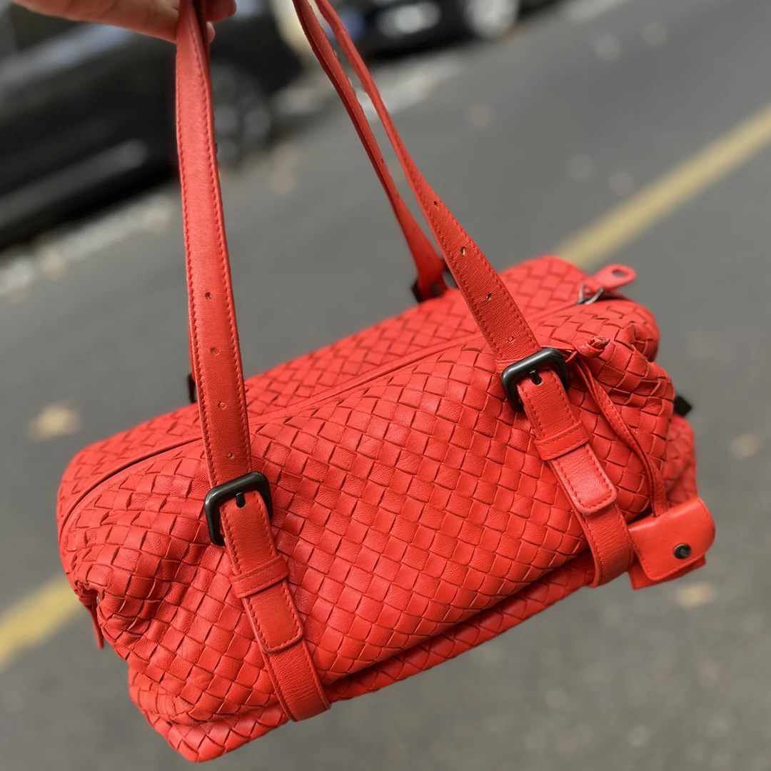 95新 BOTTEGA VENETA/葆蝶家 Bv 怪怪 红色编织波士顿枕头包