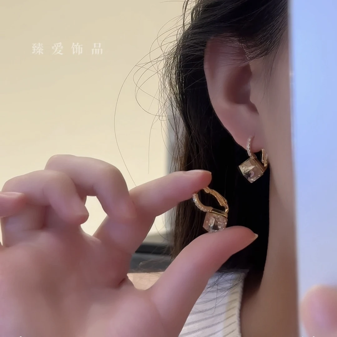 铜合金仿水晶耳饰 法式复古气质时尚简约方糖几何耳扣