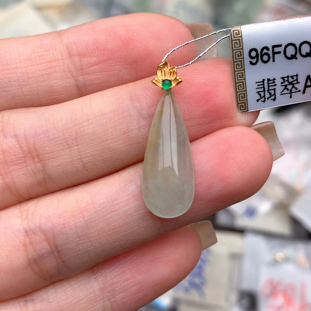 18K金镶嵌挂件翡翠