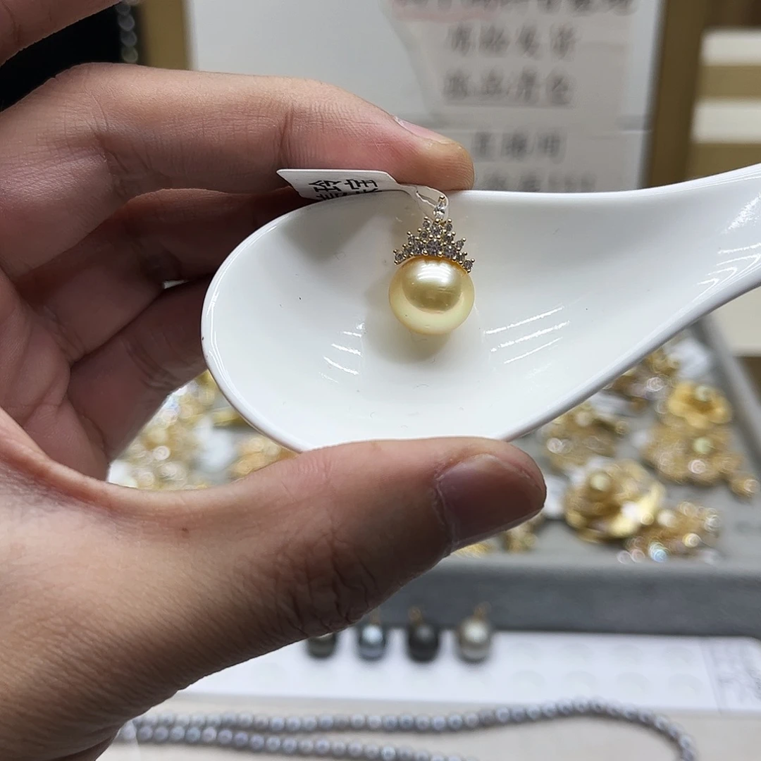 未镶嵌海水珍珠颈饰
