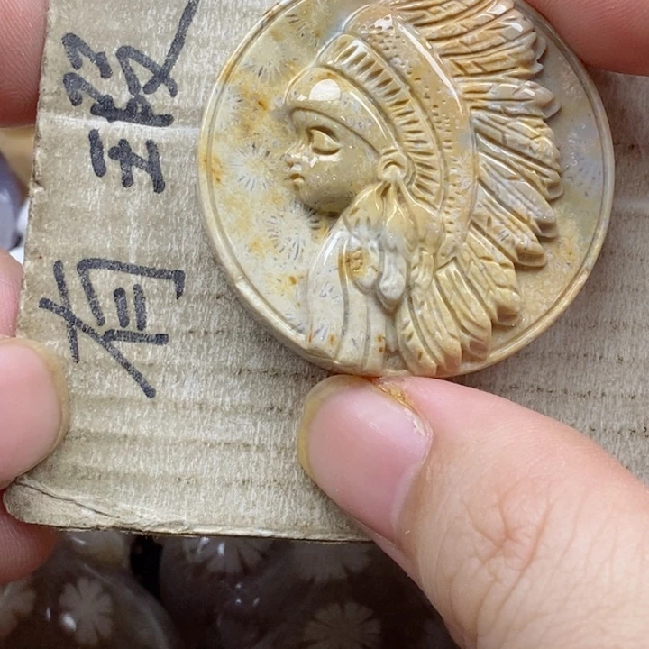 颈饰未镶嵌硅化珊瑚（珊瑚玉）独**?