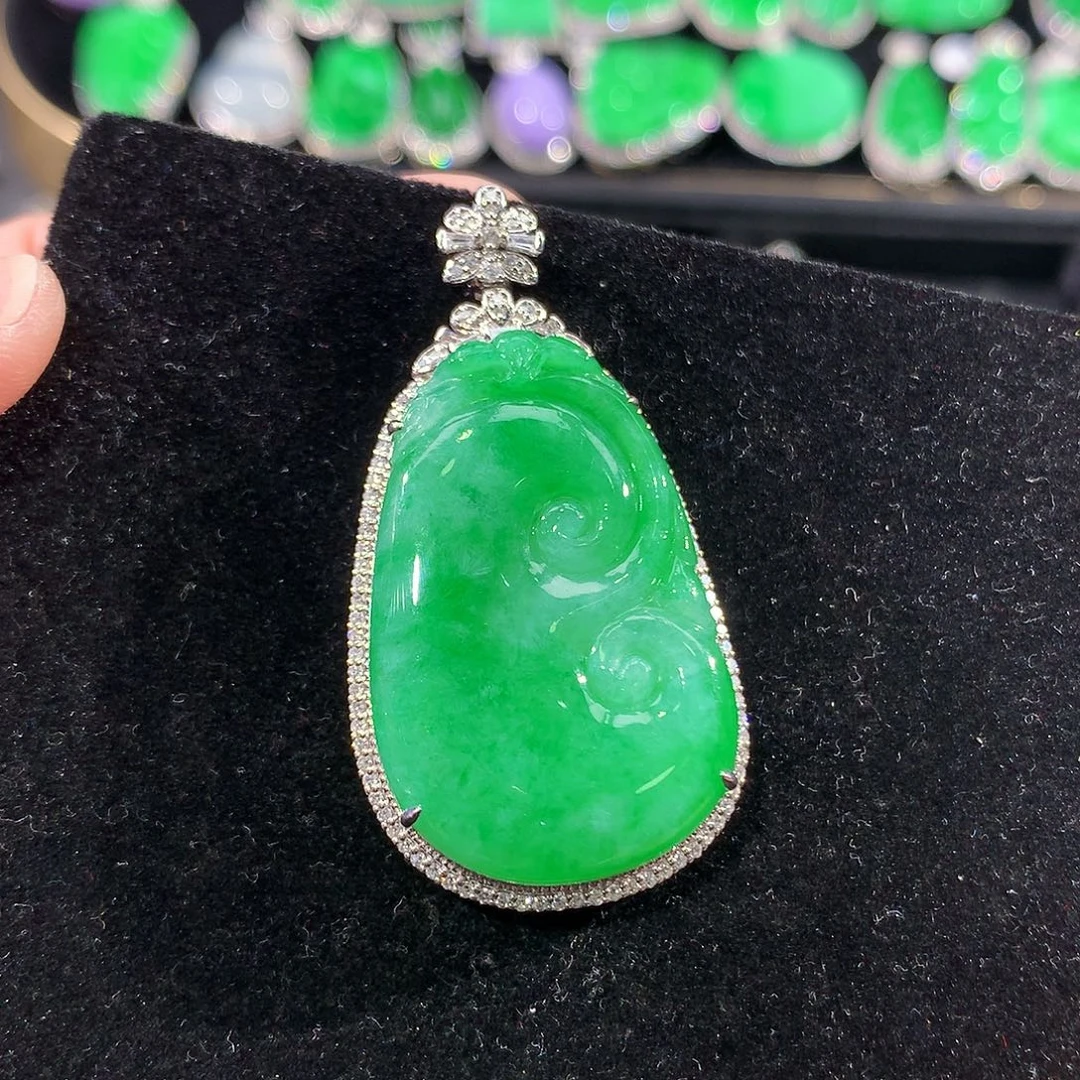 翡翠18K金镶嵌颈饰