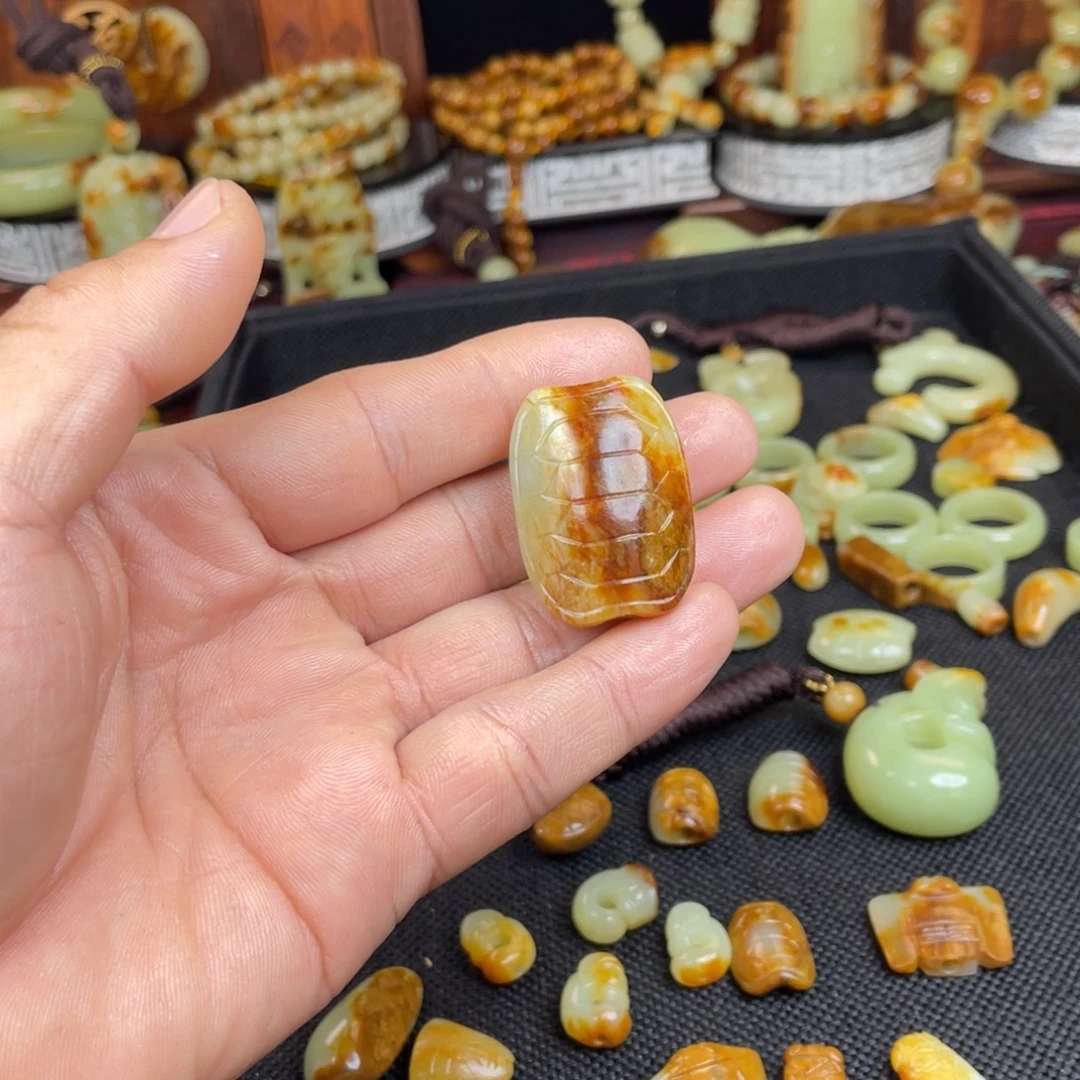 梦***影岫岩河磨玉（透闪石质玉）未镶嵌吊坠(不含链)
