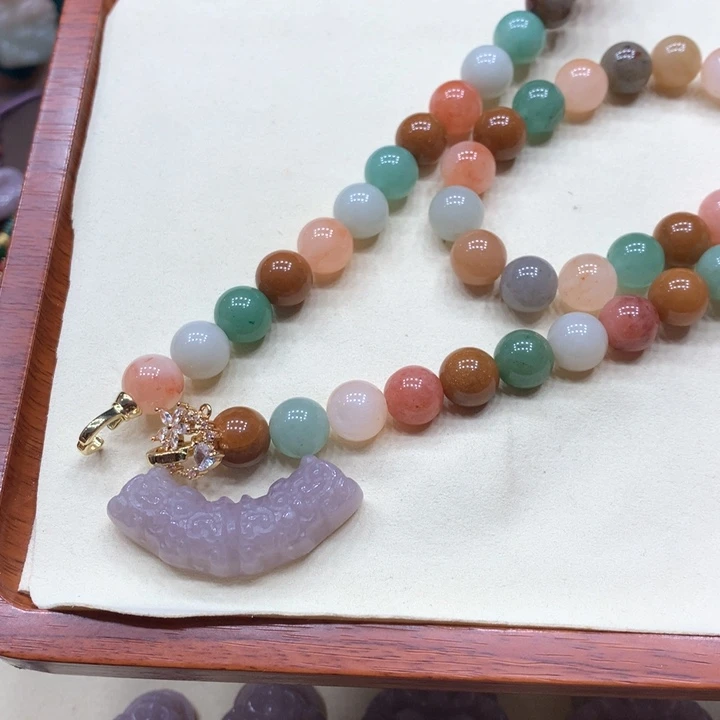 石英质玉颈饰未镶嵌白*