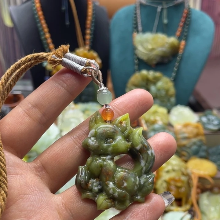 蛇纹石玉未镶嵌颈饰