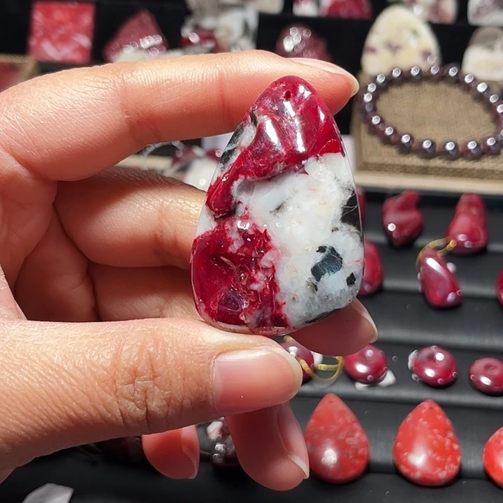 天然辰砂原石晶体吊坠