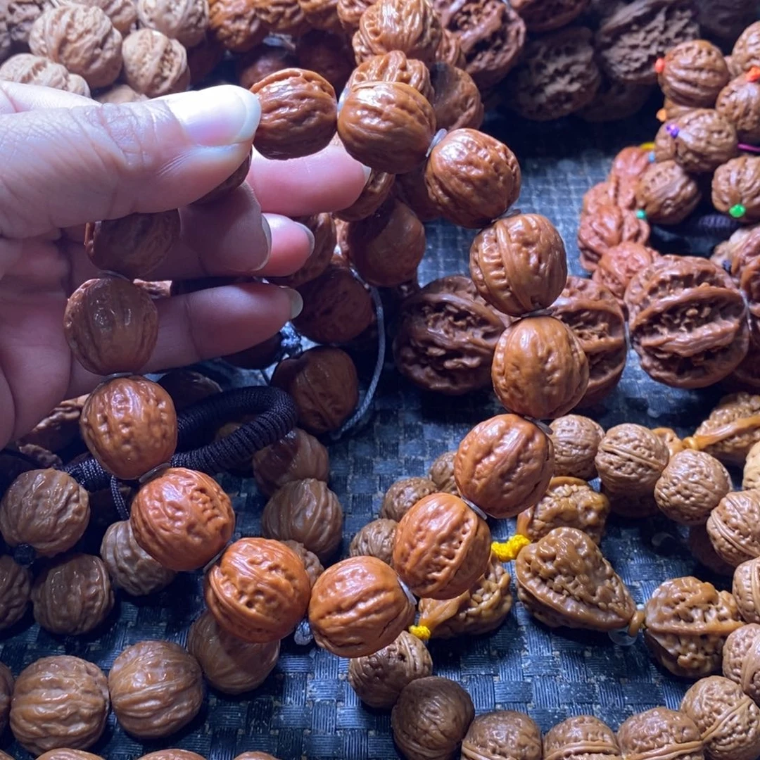 感***到文玩核桃吊坠富甲天下