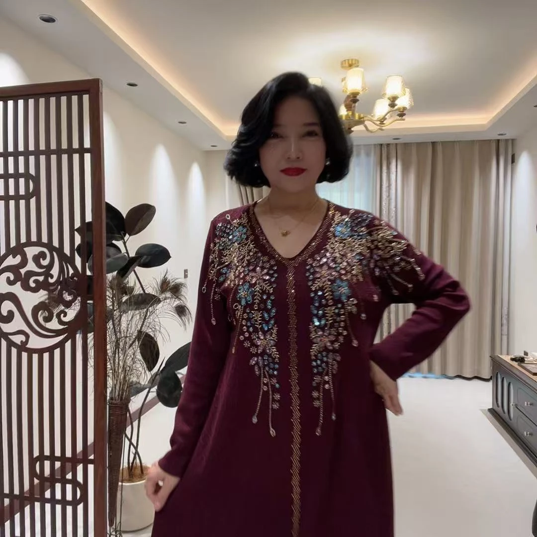 1132秋冬宽松型烫钻红色中老年女装