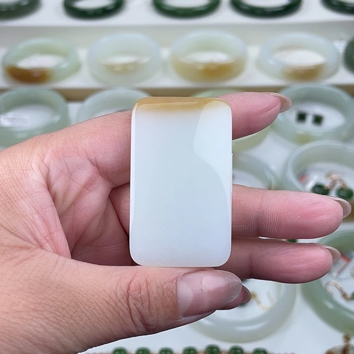 颈饰未镶嵌和田玉（糖玉）