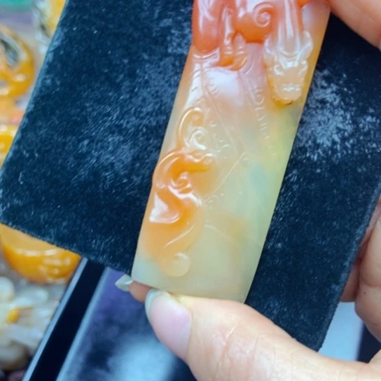 石英质玉（黄龙玉）未镶嵌颈饰