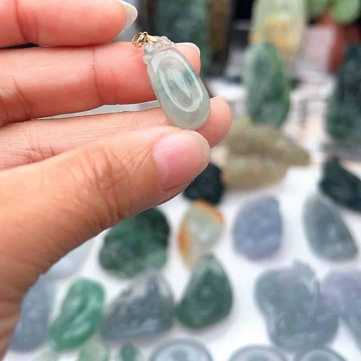 翡翠18K金镶嵌颈饰福贝