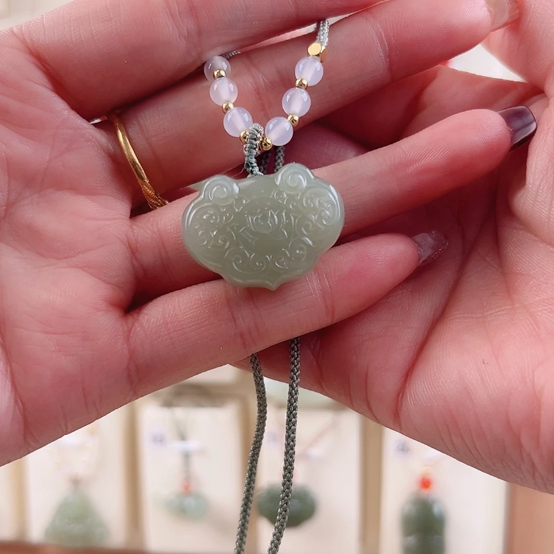 和田玉吊坠(不含链)未镶嵌?