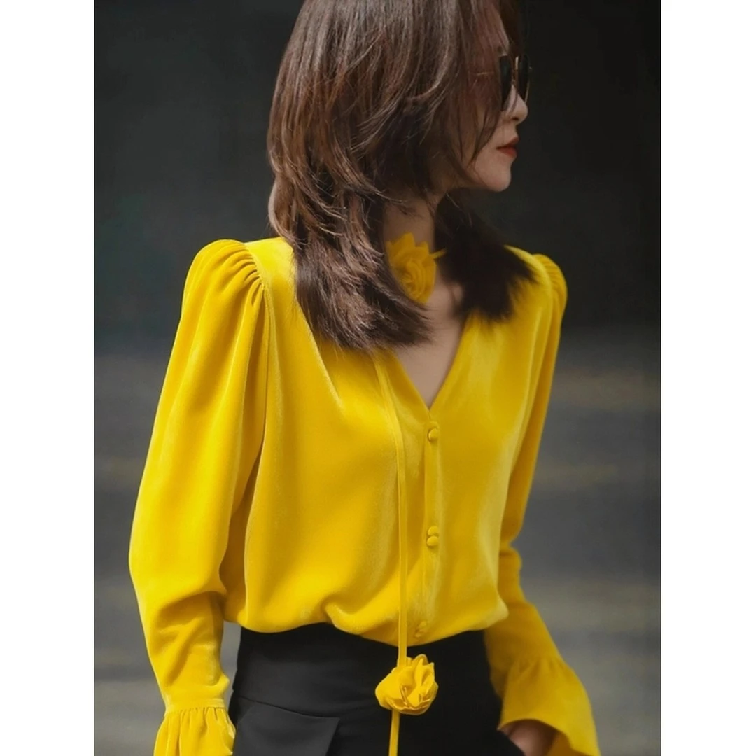 新款高级感轻奢减龄洋气上衣重要场合独特漂亮法式黄色丝绒衬衫女