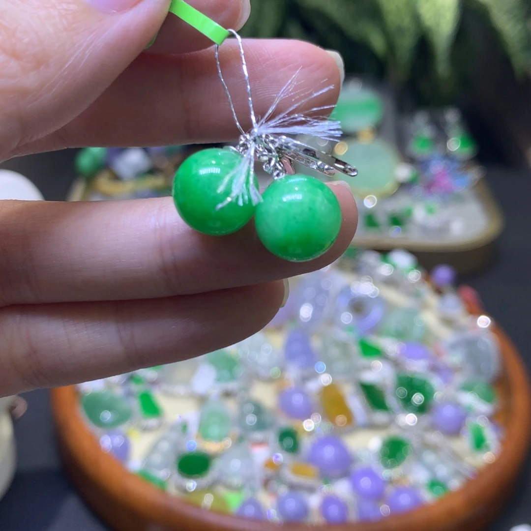 颈饰18K金镶嵌翡翠