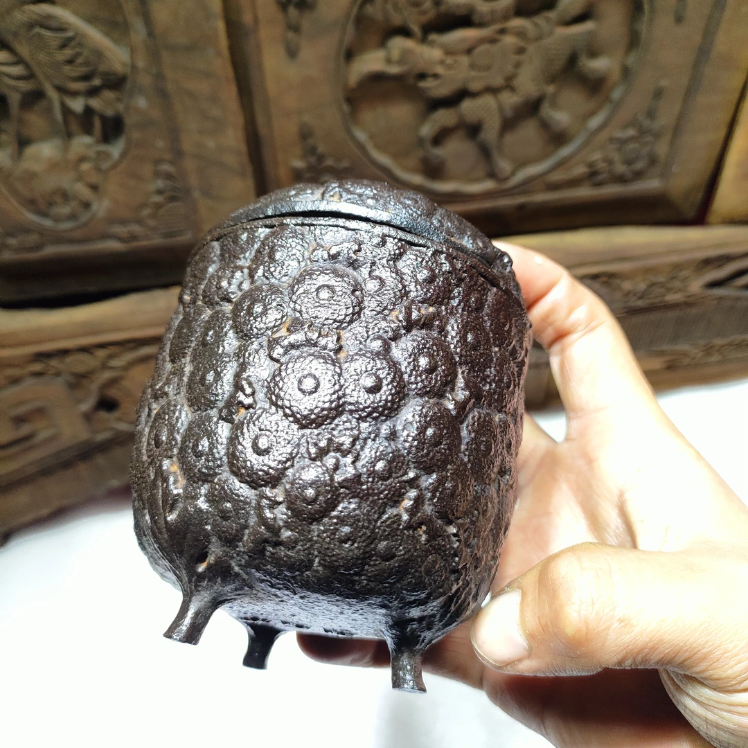 老式铸铁熏炉一个，古朴厚重，包浆圆润