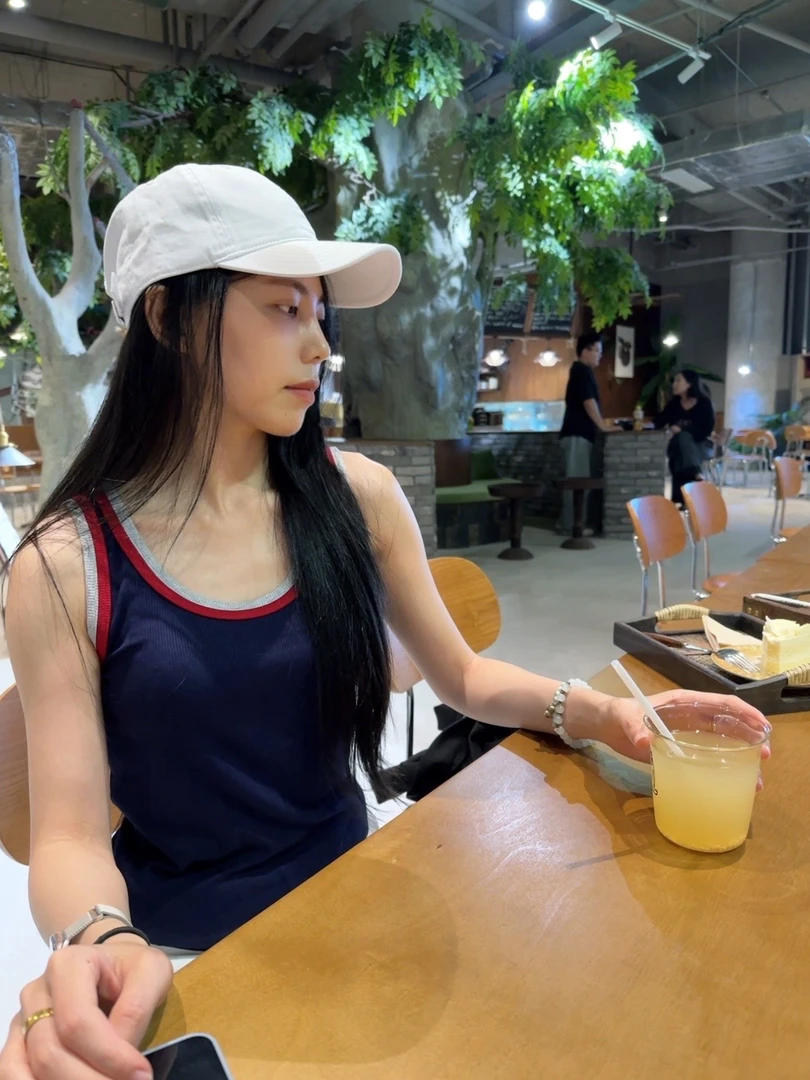 2025秋季撞色拼接螺纹吊带背心显瘦可外穿韩版时尚修身上衣通勤