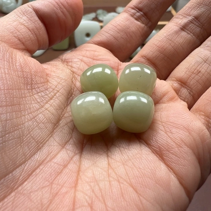 ****子和田玉未镶嵌颈饰若羌珠子