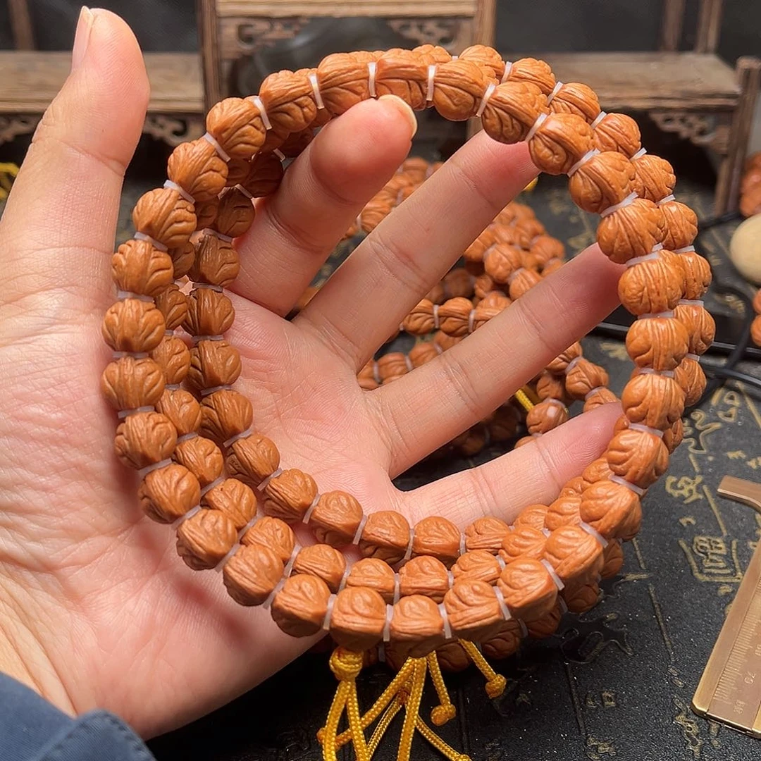 吊坠桃核玉龙手持