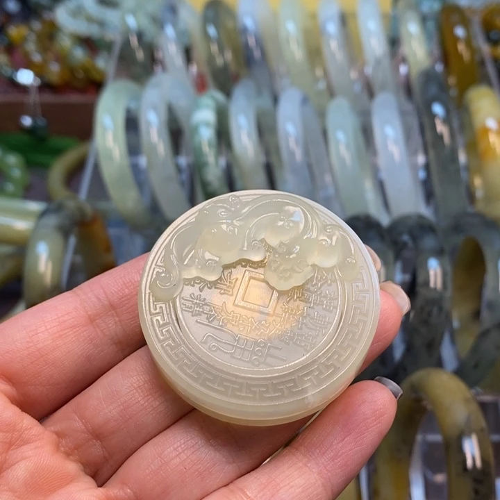 蛇纹石玉未镶嵌转山鬼微瑕