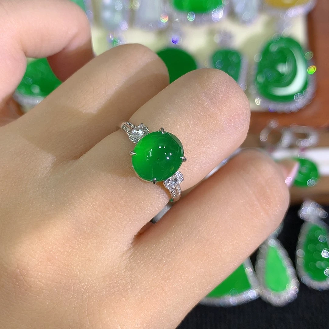 18K金镶嵌戒指翡翠蛋面