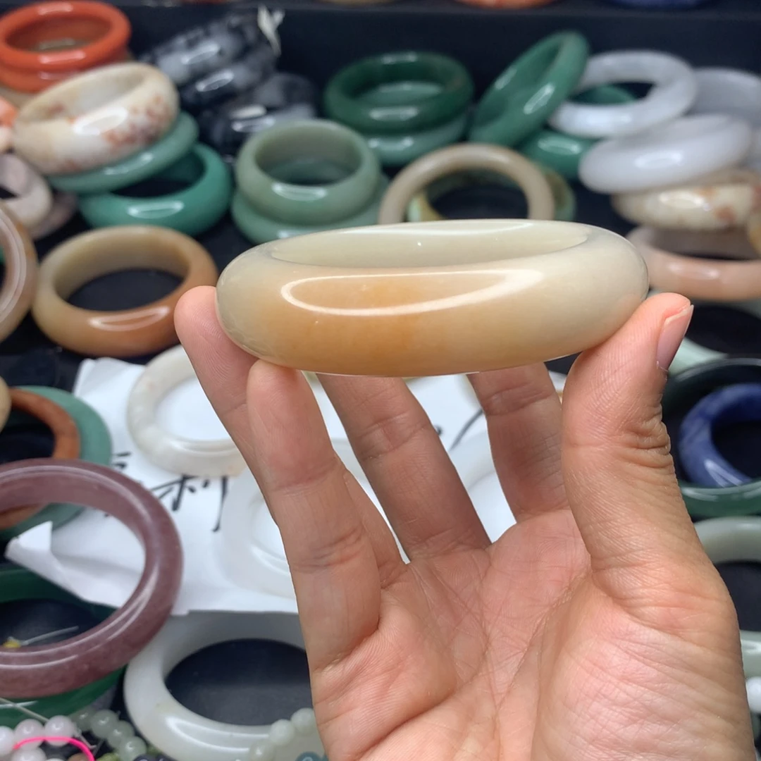 胡****石英质玉未镶嵌手镯22