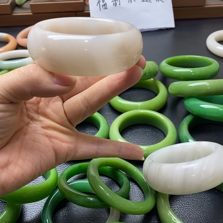 石英质玉手镯未镶嵌