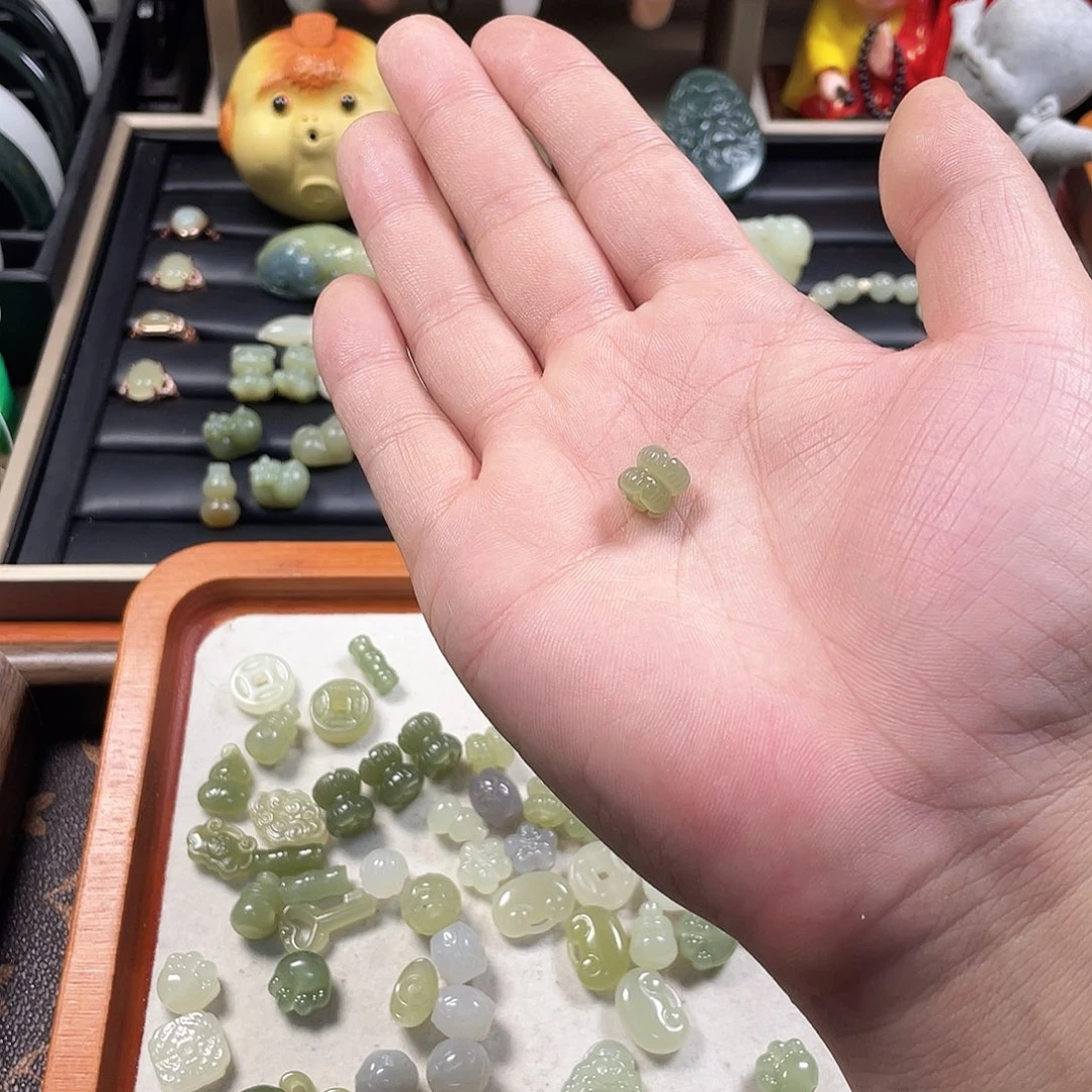 满***星和田玉未镶嵌颈饰