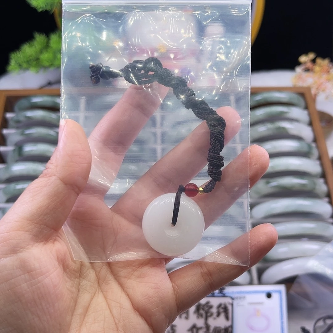 颈饰未镶嵌石英质玉