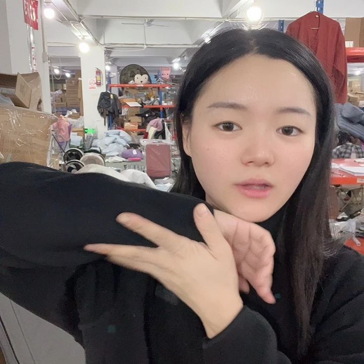 黑色外套。  l。发1