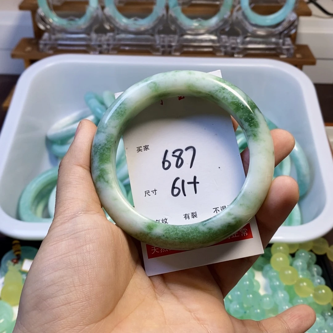 蛇纹石玉未镶嵌手镯美**人