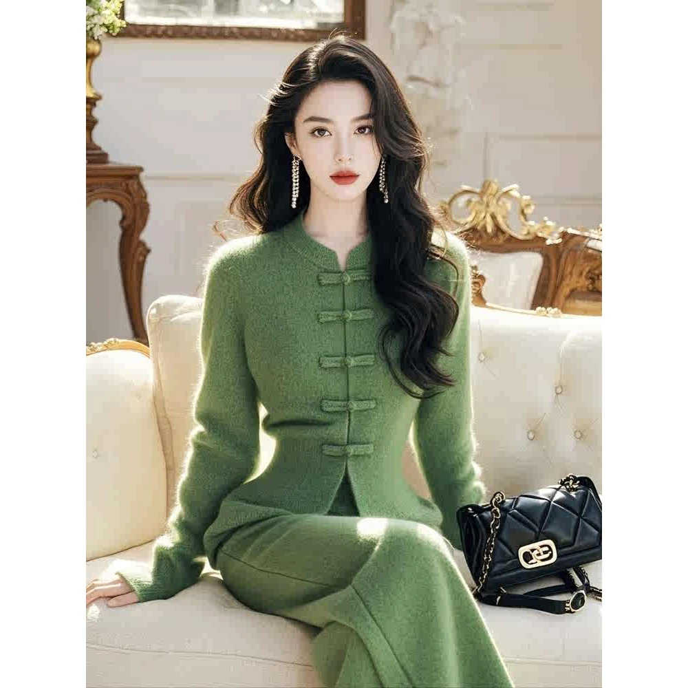 2025年冬季富家千金感气质小香风高端新中式国风绿色毛衣裤子套装