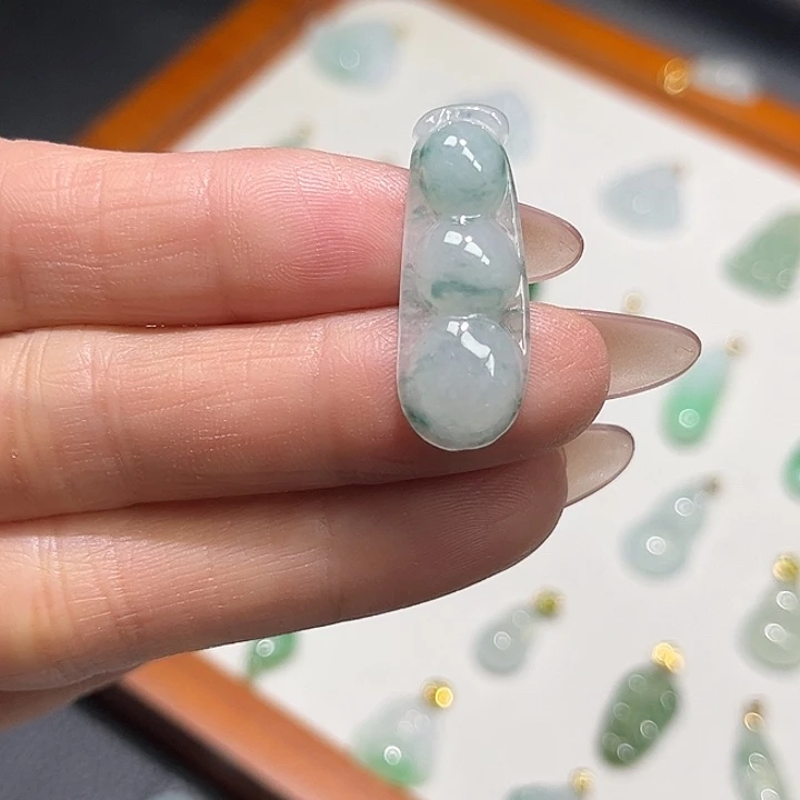 翡翠未镶嵌颈饰福豆